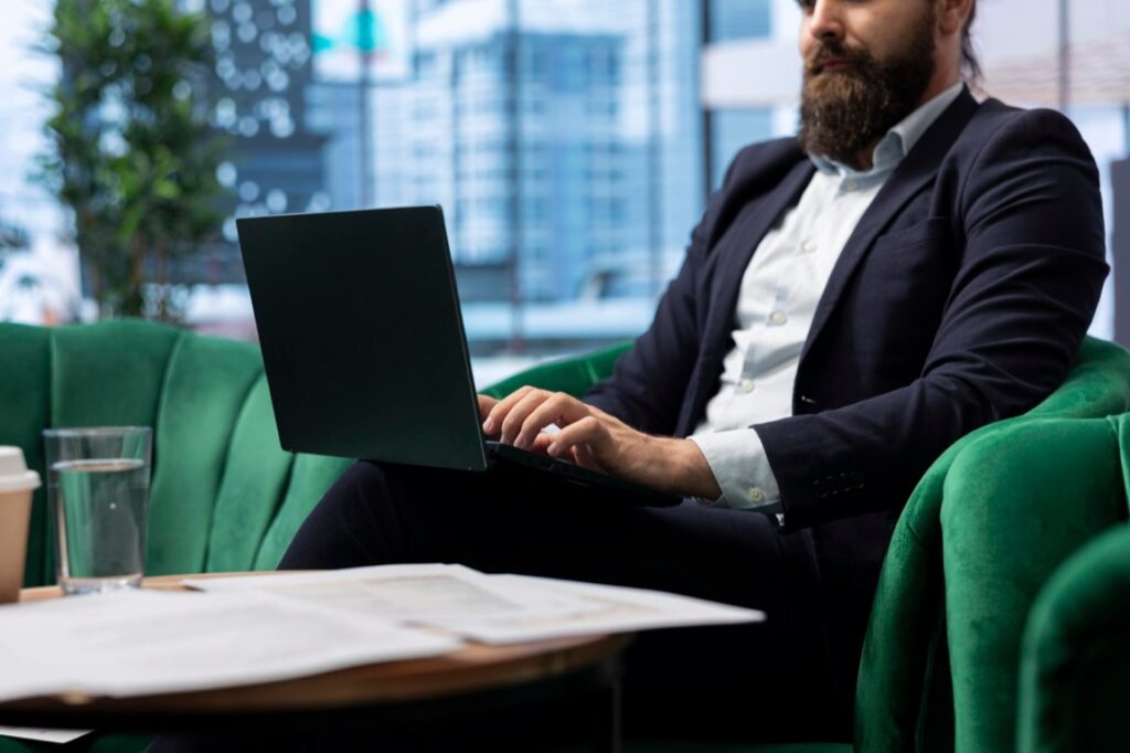 Przeglądasz oferty w sklepie internetowym i widzisz trzy laptopy z serii Lenovo ThinkBook 16 G8 IAL